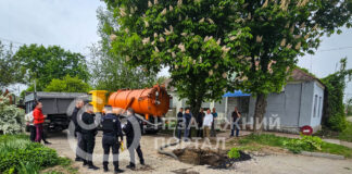 У Павлограді вантажівка провалилася у діру під асфальтом (ФОТО і ВІДЕО)
