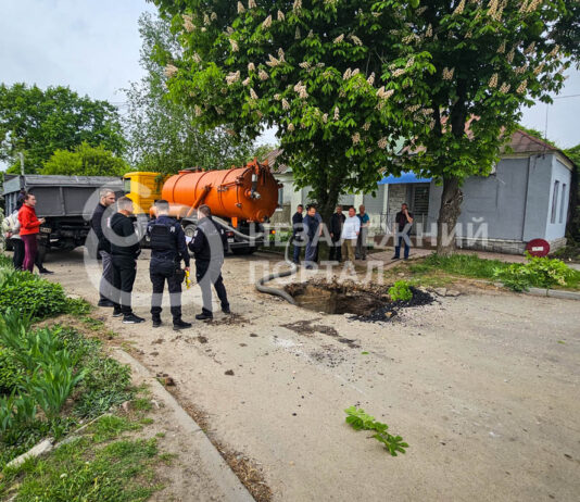 У Павлограді вантажівка провалилася у діру під асфальтом (ФОТО і ВІДЕО)