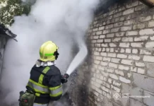 У Павлограді рятувальники не дали розповсюдитись пожежі