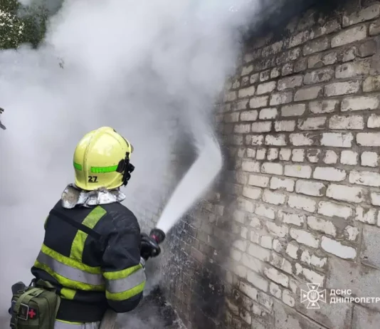 У Павлограді рятувальники не дали розповсюдитись пожежі