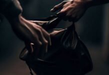 У Павлограді чоловік нахабно пограбував містянина посеред вулиці