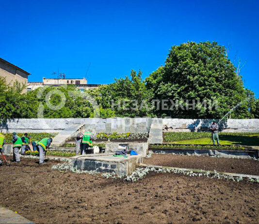 Тризуб, сонце, прапор: як прикрасять клумбу в центрі Павлограда (ВІДЕО)