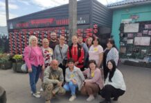 Біля світлин загиблих героїв мами виставили вазони з квітами (ВІДЕО)