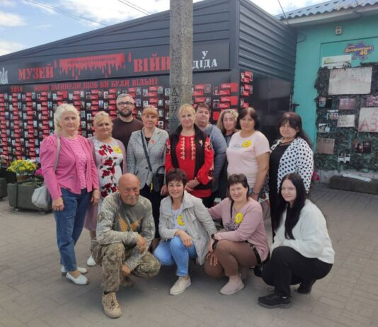 Біля світлин загиблих героїв мами виставили вазони з квітами (ВІДЕО)