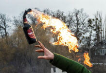 У Павлограді чоловік кинув коктейль Молотова у будівлю міської ради