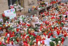 У німецькому містечку тисячі людей прийшли попрощатися із 9-річною Валерією