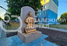 У Павлограді встановили пам’ятник, присвячений козацтву (ФОТОФАКТ)