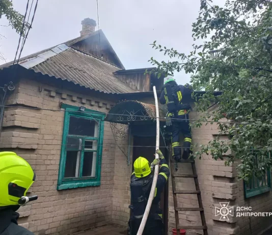 У Павлограді вогнеборці не дали розповсюдитись займанню у будинку