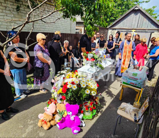 «Дідусю, я приїду на канікули…»: у Павлограді попрощалися з 9-річною Валерією, яку вбили у Німеччині