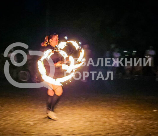 У Павлограді дівчина влаштувала вогняне шоу на площі (ВІДЕО)