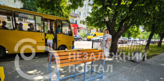 У Павлограді встановили опори на зупинках