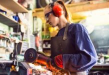 Зварювальниці та асфальукладальниці: жінки можуть освоїти нові для них професії