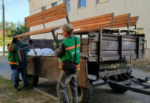 Поблизу однієї з лікарень міста встановили лави