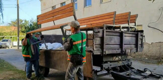 Поблизу однієї з лікарень міста встановили лави