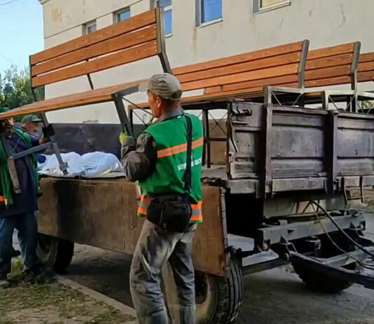 Поблизу однієї з лікарень міста встановили лави