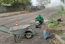 У Павлограді комунальники розчищають ливнівки