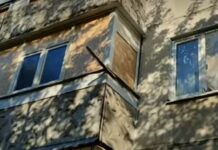 Комунальники Павлограда полагодили старенькому містятину балкон, зруйнований буревієм