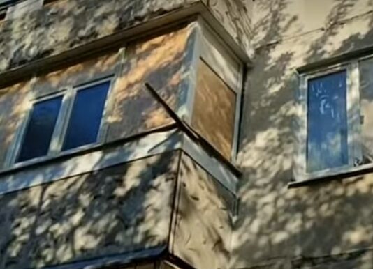 Комунальники Павлограда полагодили старенькому містятину балкон, зруйнований буревієм