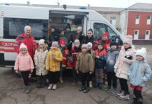 Павлоградським дітлахам показали, як працює автомобіль екстреної медичної допомоги