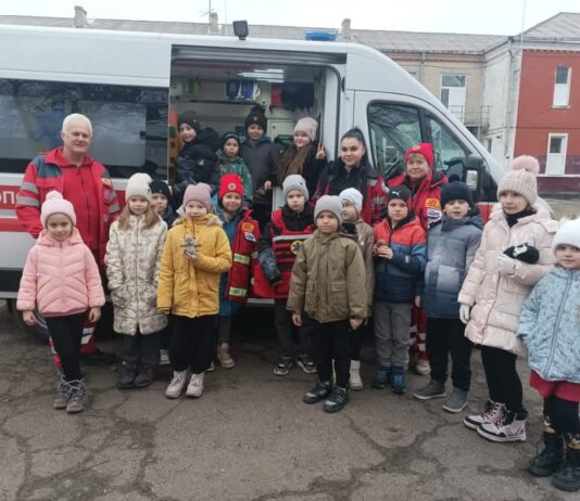 Павлоградським дітлахам показали, як працює автомобіль екстреної медичної допомоги