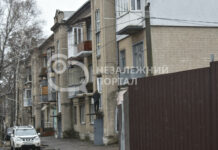 У Павлограді продовжують відновлювати будинки після ракетних прильотів