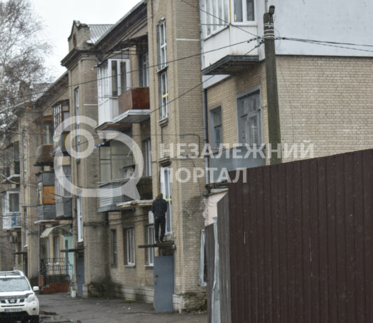 У Павлограді продовжують відновлювати будинки після ракетних прильотів