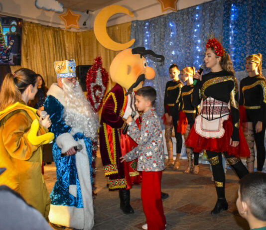 У Павлограді для дітей проходять казкові вистави (ФОТОРЕПОРТАЖ)