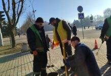 У центрі Павлограда комунальники встановили огороджувальні стовпчики