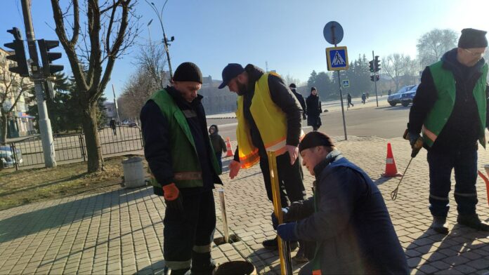 У центрі Павлограда комунальники встановили огороджувальні стовпчики