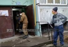 У Павлограді жінка настільки захаращила квартиру, що перебралася жити у під’їзд