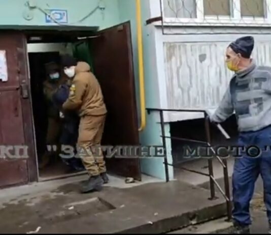 У Павлограді жінка настільки захаращила квартиру, що перебралася жити у під’їзд