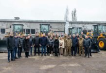 Навантажувачі, екскаватори та автокран: громадам Дніпропетровщини та військовим передали спецтехніку