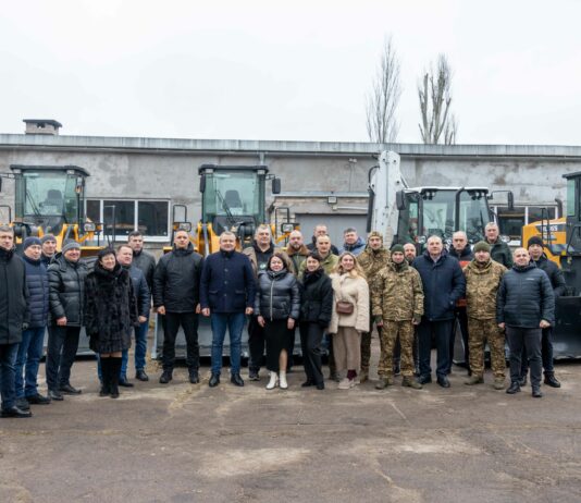 Навантажувачі, екскаватори та автокран: громадам Дніпропетровщини та військовим передали спецтехніку