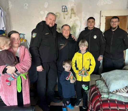 Павлоградські поліцейські спільно з капеланами відвідали сім’ю, що потребує підтримки та уваги