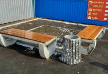 У Павлограді встановили лави біля зупинок