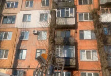 Комунальники закрили вікна покинутої квартири