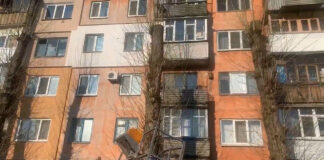 Комунальники закрили вікна покинутої квартири