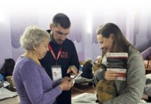 У транзитному пункті в Павлограді психологи допомогли жінці, яка не вміє говорити