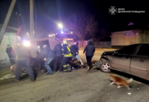 Серйозна ДТП у Павлограді: водія затисло між авто та електроопорою