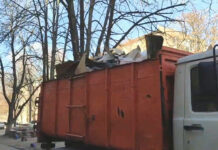 У Павлограді комунальники вивозять сміття після ракетного обстрілу