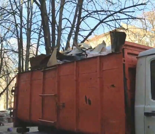 У Павлограді комунальники вивозять сміття після ракетного обстрілу