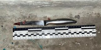 У Шахтарському чоловік зарізав дитину