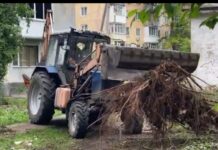 У Павлограді комунальники продовжують усувати наслідки буревію