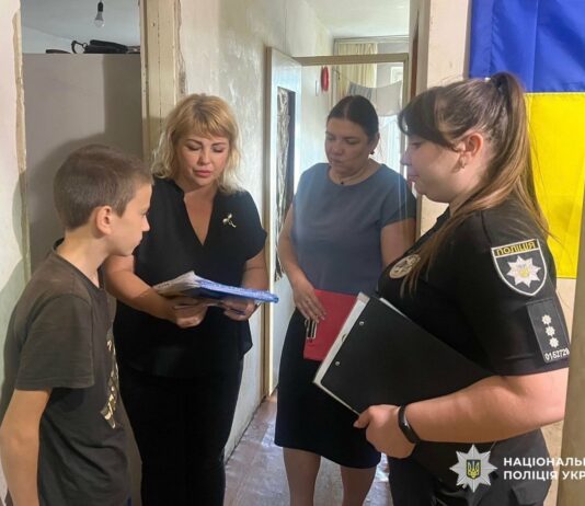 Поліцейські Павлограда відвідали родини, які опинилися в складних життєвих обставинах