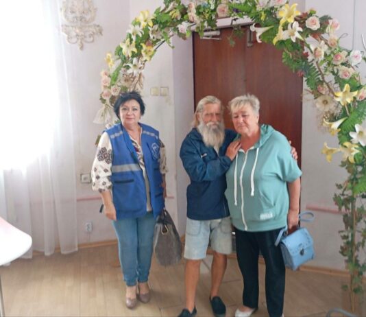 Евакуйована з Костянтинівки літня пара вирішила побратися у Павлограді