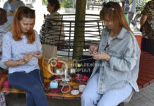 У парку Павлограда відзначили Всесвітній день публічного в’язання (ФОТО)