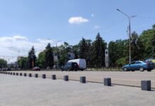 На центральній площі Павлограда встановили паркувальні обмежувачі: ФОТОФАКТ