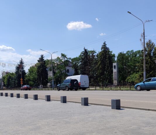 На центральній площі Павлограда встановили паркувальні обмежувачі: ФОТОФАКТ