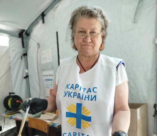 У благодійній їдальні транзитного центру в Павлограді щодня годують від 100 до 200 евакуйованих