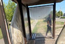 У Тернівці неповнолітні зруйнували зупинку